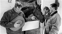 Reverend Ken Boehm leads a pre-race preyer with trainer Larry Jones and Havre de Grace.